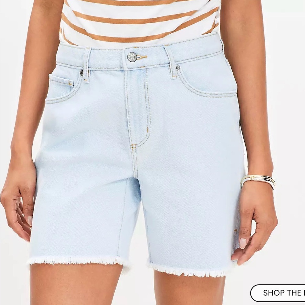 Frayed Boyfriend Shorts in Light Wash Indigo